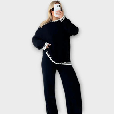 Tweedelig damespak met gebreide top en wijde broek