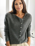 Sweter Eleanor | Przytulny kardigan z asymetrycznym wzorem guzików